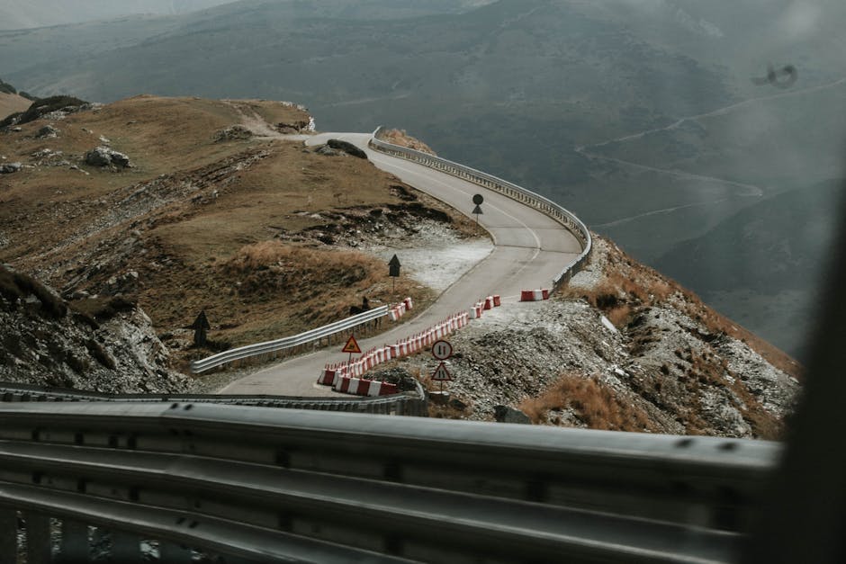 Dağlık yol üzerinde yükselti işareti bulunan yol görüntüsü
