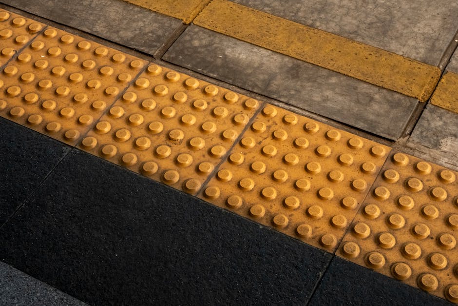 Havuz veya tren istasyonunda engelli erişilebilirlik özelliklerini gösteren işaretler