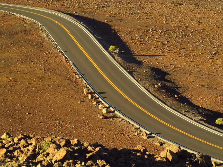 Kısıtlı bölgelerde yoğun olmayan trafikte seyahat eden sürücü