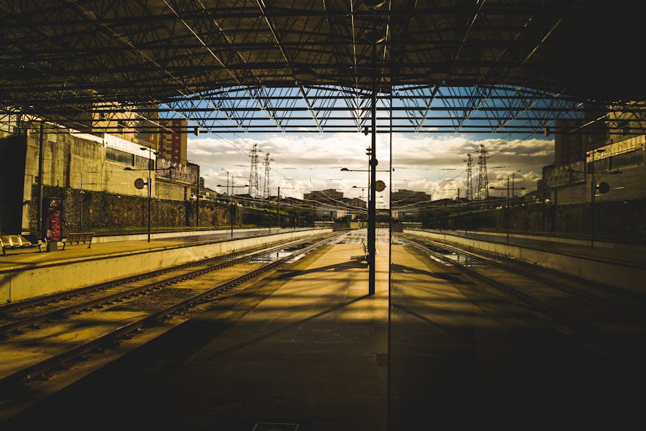 Peronda bekleyen tren görseli