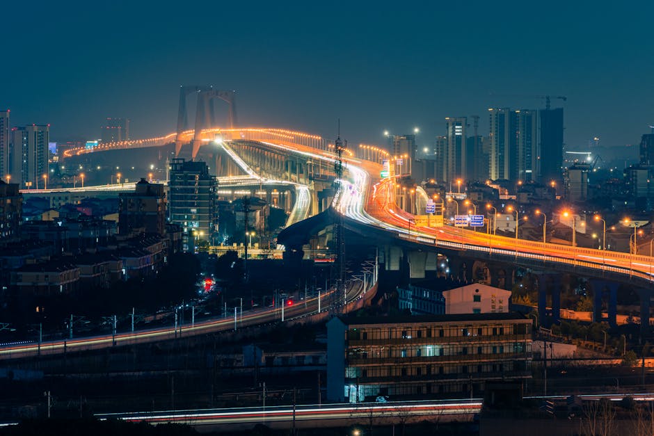 Sürücü yol durumunu izlemek için harita üzerinde rotalarını karşılaştırıyor