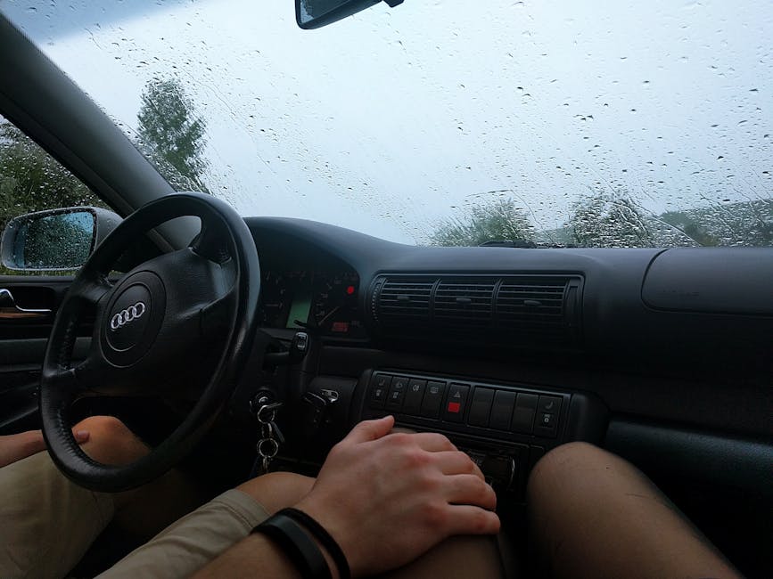 Yağışlı havada yol planı yapan sürücü