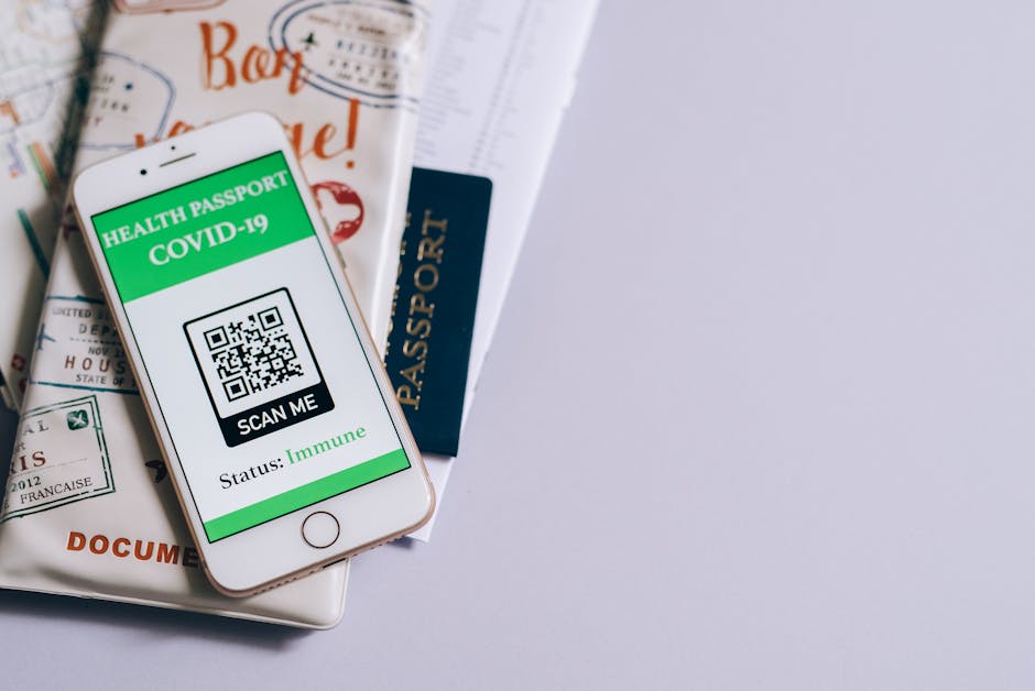 Yolcu pasaport kontrolu öncesi hazırlık yaparken