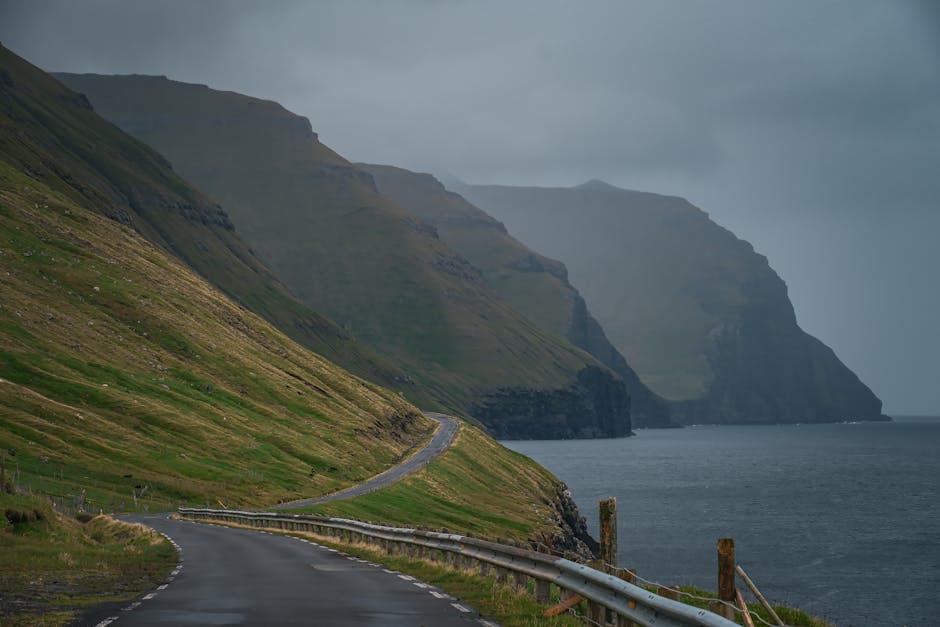 Kıyı şeridinde kıvrımlı yol üzerinde sürüş yapan sürücü