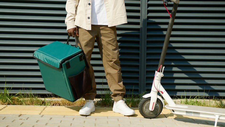 Şehir merkezinde drone ile teslimat yapan bir kapsama alanı görüntüsü