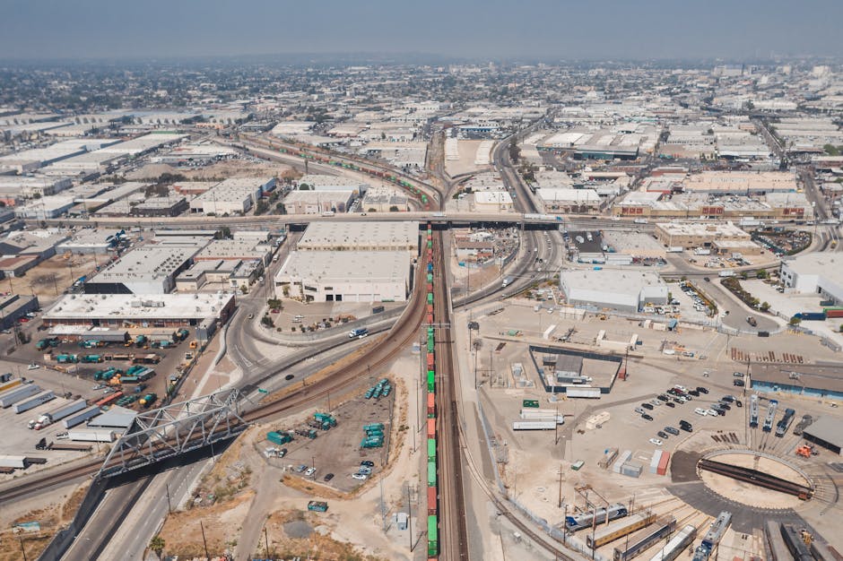 Sürücü şehir içi lojistik planlaması yaparken görülüyor