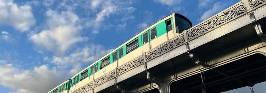 Tren Zaman Tahmin Modeli: Duruş ve Gecikme Entegrasyonu ile On-Time Performans