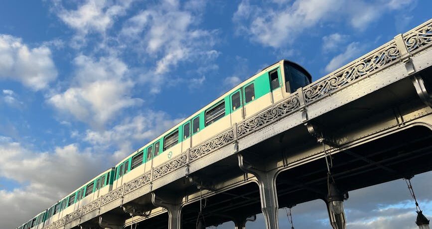 Tren Zaman Tahmin Modeli: Duruş ve Gecikme Entegrasyonu ile On-Time Performans