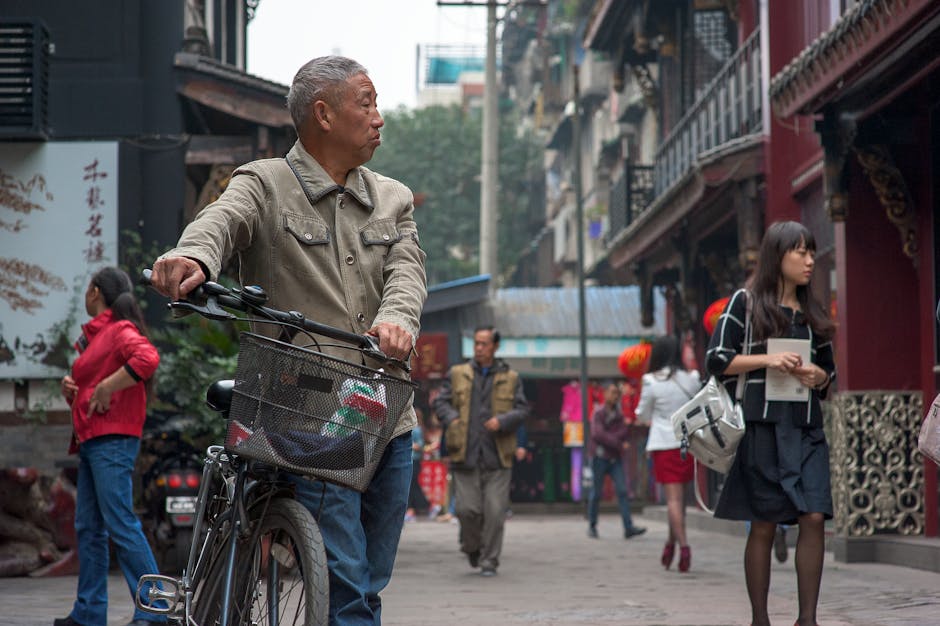 Farklı yaşlardan oluşan bir bisikletçi grup şehir merkezinde yol alıyor