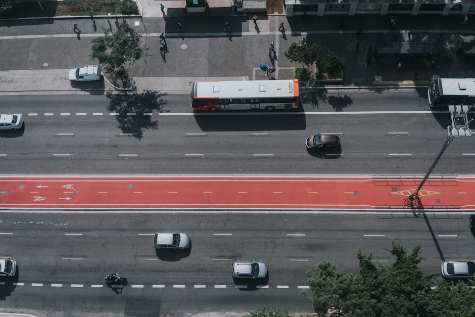 Bisiklet şeridi ve yaya akışının etkileşimini gösteren yol kenarı sahnesi
