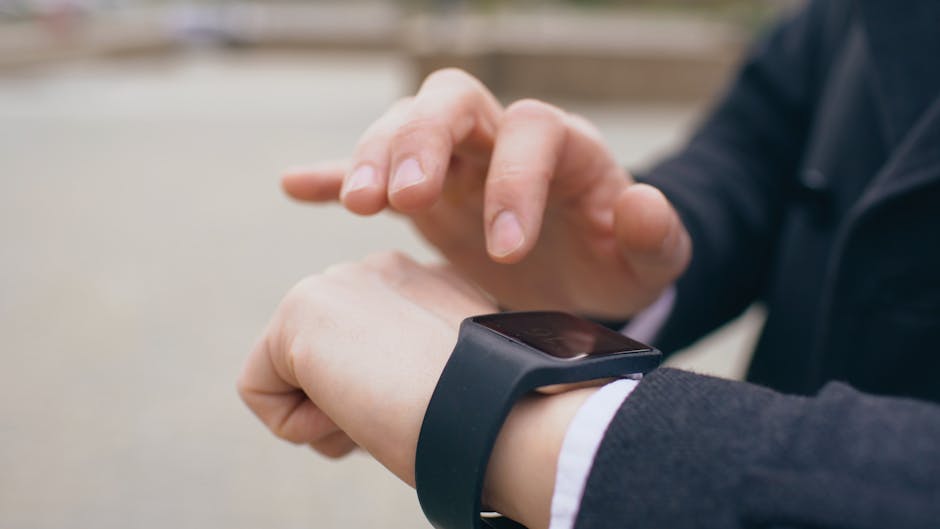 Kullanıcı akıllı saat üzerinde rota güncellemesini inceliyor