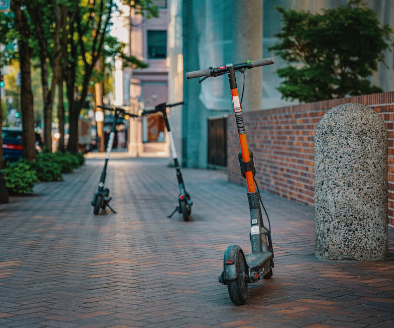 Şehir merkezinde yolculuk yapan bir kullanıcı ile elektrikli scooter görüntüsü