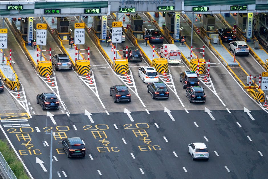 Sürücü toll yol işaretleri ve harita üzerinde rotayı inceliyor