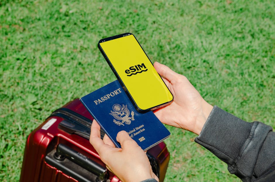 Telefonunda ETA güncellemesini kontrol eden yolcu