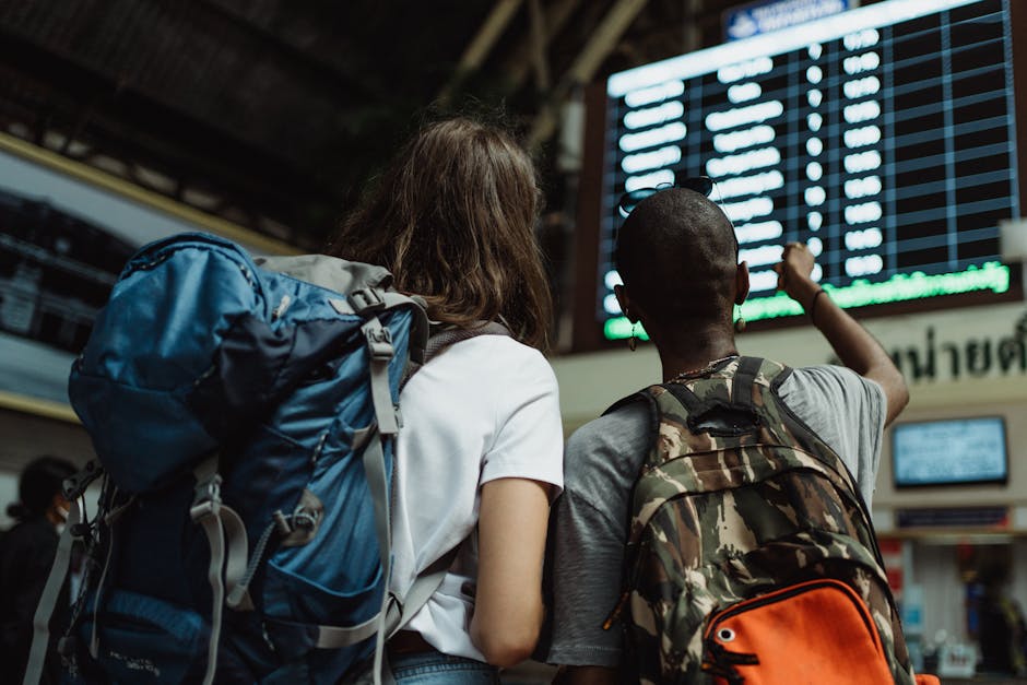 Yolcular mobil uygulamada tren saatlerini kontrol ediyor