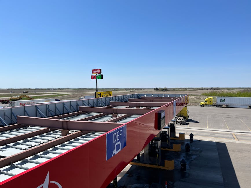 Uzun yol kamyonu dinlenme tesisinde mola verirken