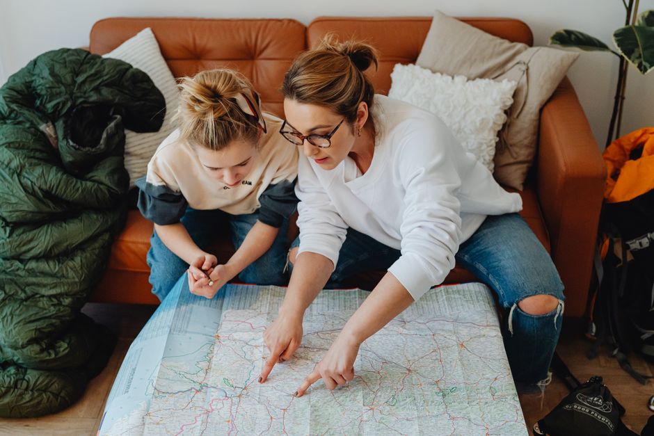 Aile, çocuklar ve farklı ulaşım modlarını planlayan bir sahne