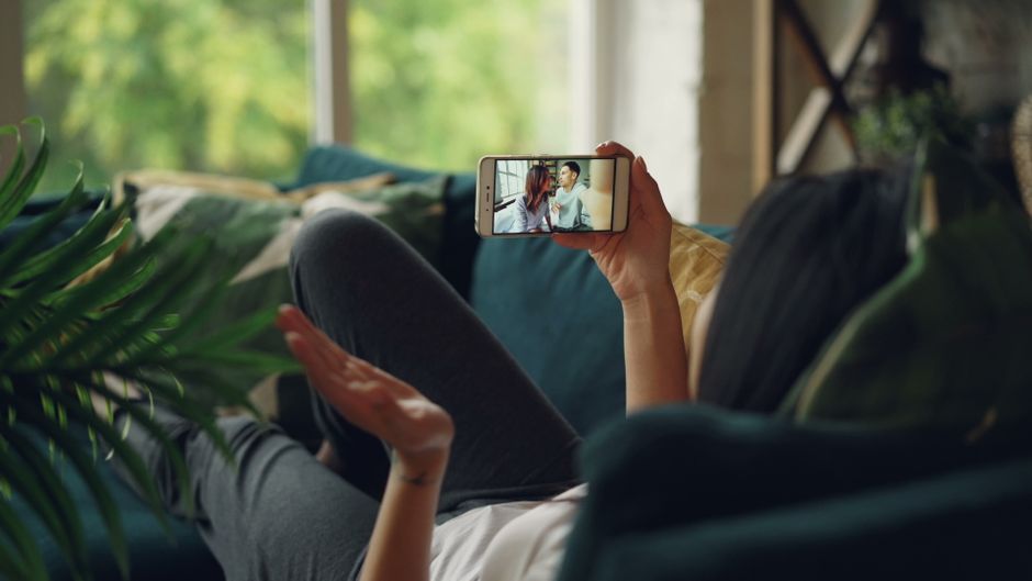 Bir grup sohbetinde canlı konum paylaşımı gösteren akıllı telefon ekranı