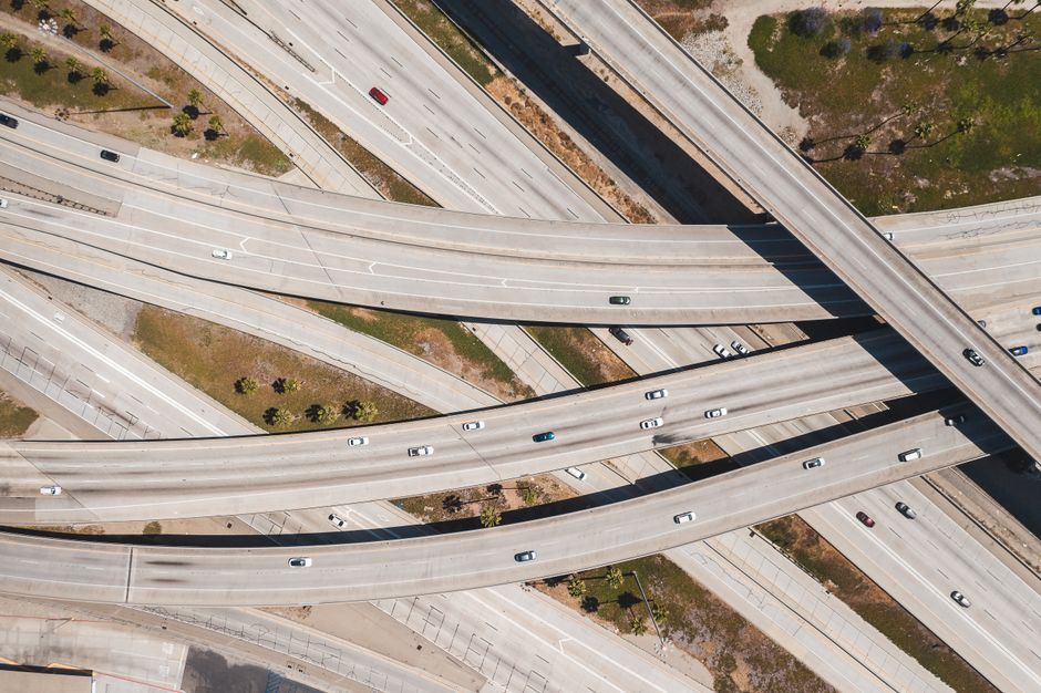 Çok modlu ETA planlaması yapan bir sürücü ve yol gösteren göstergeler