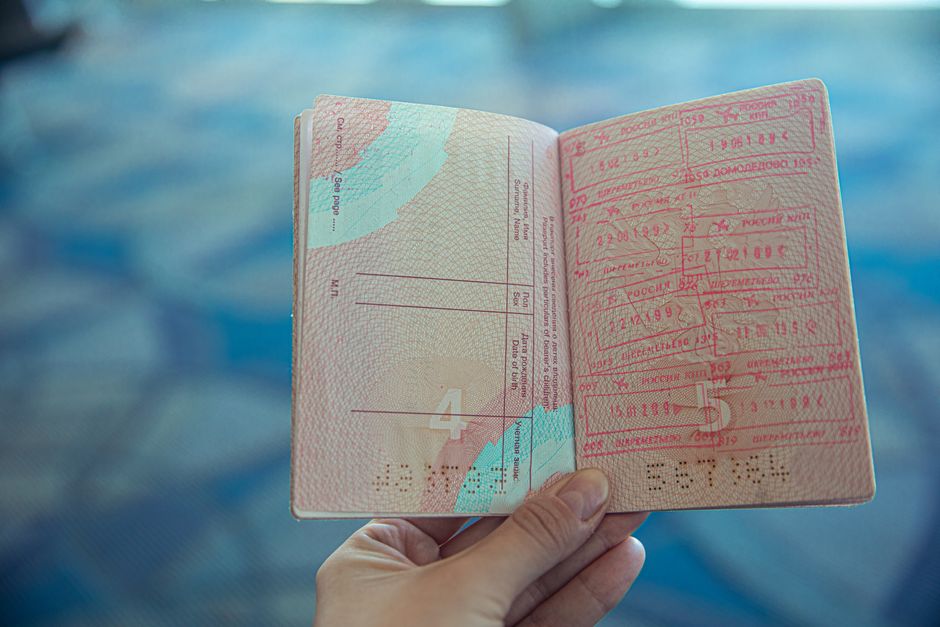 Havalimanında pasaport kontrolü yapan yolcular ve görevliler