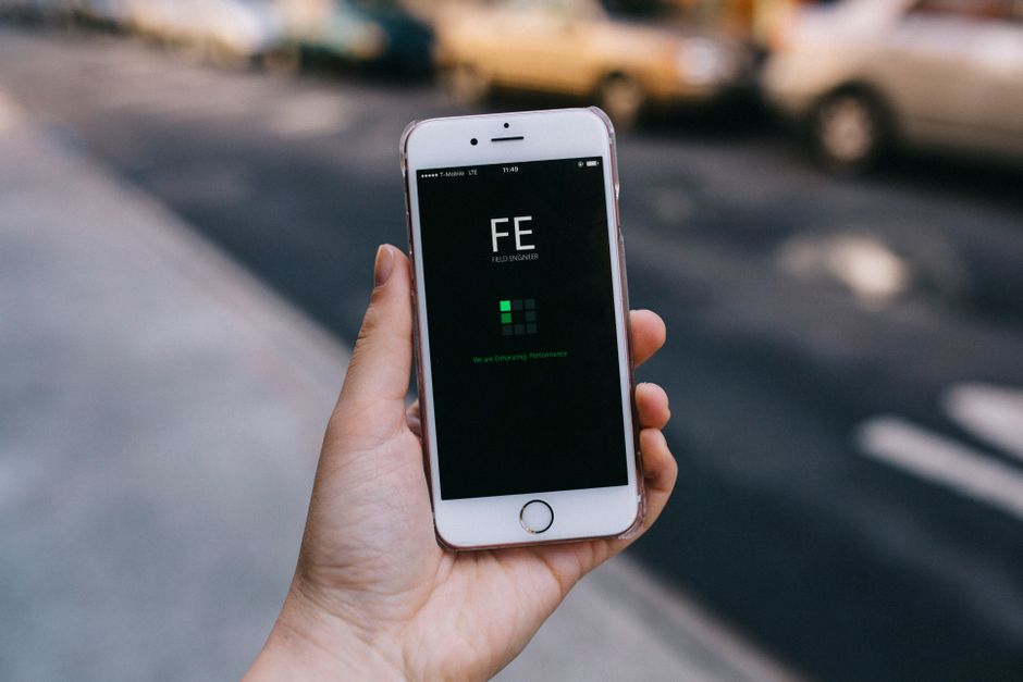 Kullanıcı telefonunda gerçek zamanlı trafik verilerini inceleyen sürücü