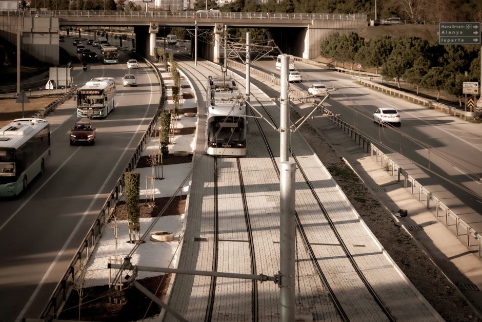 Otobüs ve tren entegrasyonunu gösteren zaman planlama görseli