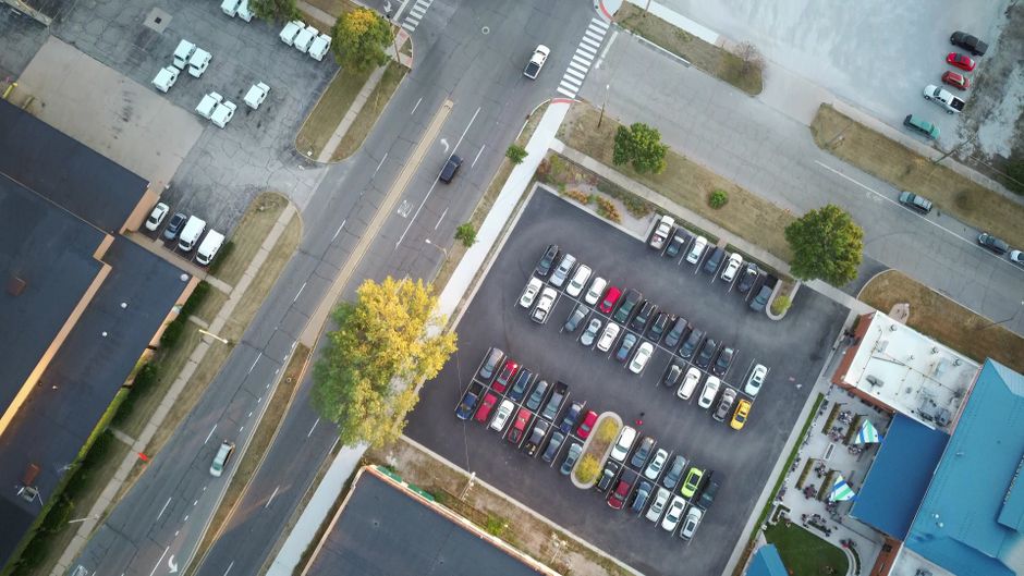Seyir halindeki sürücünün otopark arama ve ETA göstergesiyle etkileşim halinde görünümü
