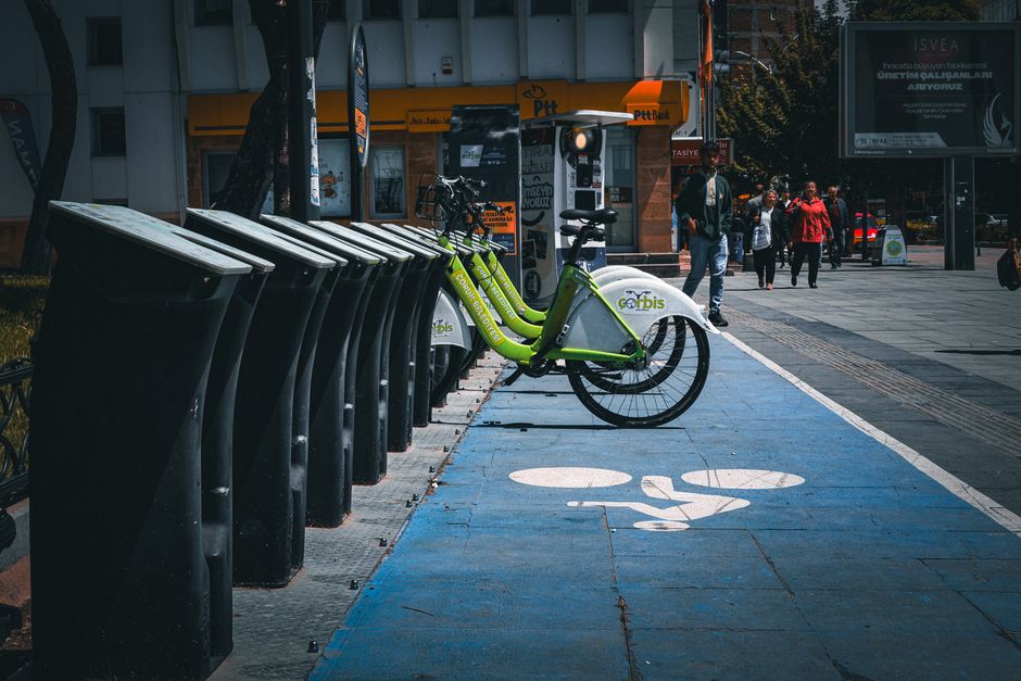 Çevreci şehir içi yolculuk planlaması yapan kullanıcı