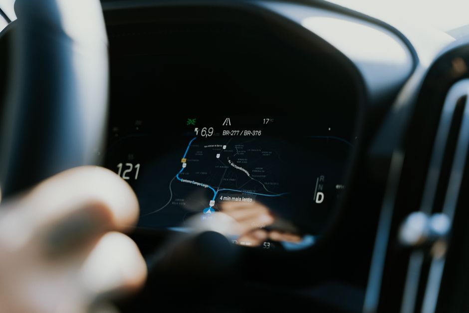Gerçek zamanlı trafik verisi panosu, ETA güncellemeleri ve uyarı simgeleriyle