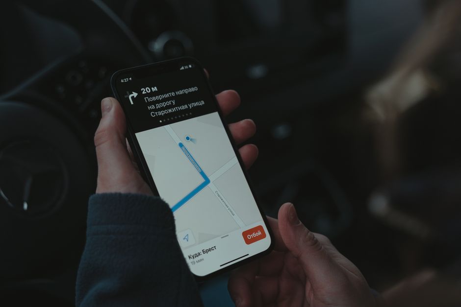 Kullanıcı, akıllı telefonunda güncel rota ve varış bilgilerini takip ediyor