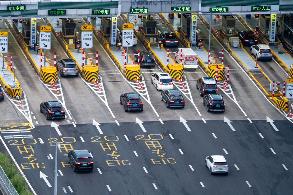 Toll ücretlerini gösteren yol üstü manzara