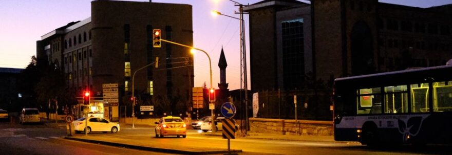 Trafik Işıklarına Göre ETA Ayarlama: Akıllı Kavşaklarla Varış Sürelerini Optimize Etme